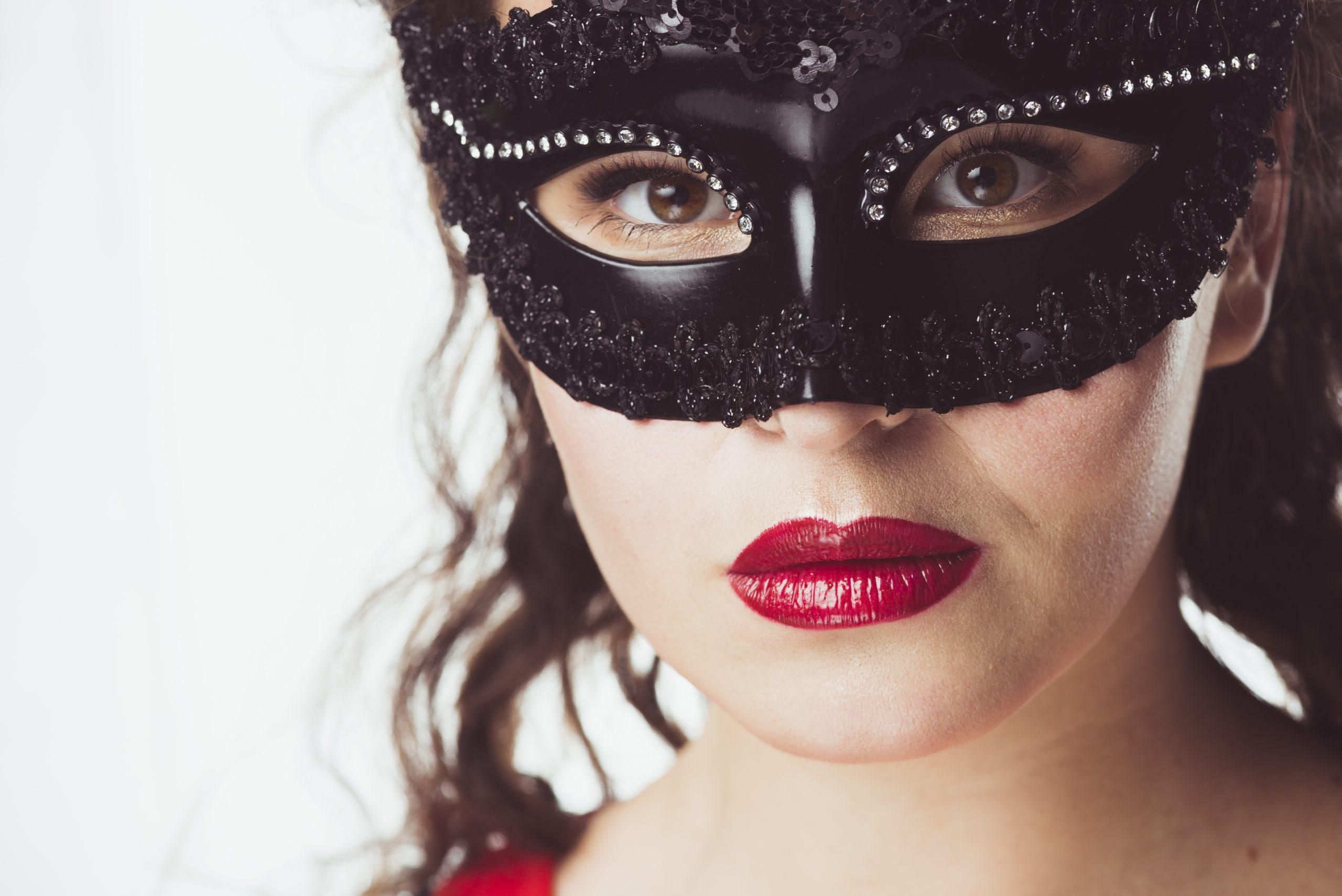 Domina mit Maske