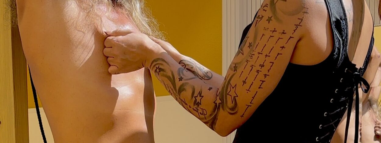 Domina LaraTattoo verdreht Brustwarzen