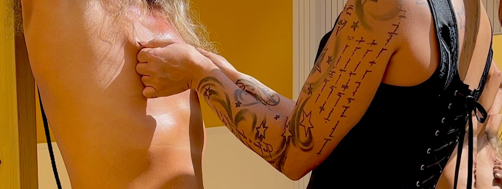 Domina LaraTattoo verdreht Brustwarzen